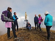 47 Alla Madonnina di vetta del  Baciamorti incontriamo amici di Mantova !.